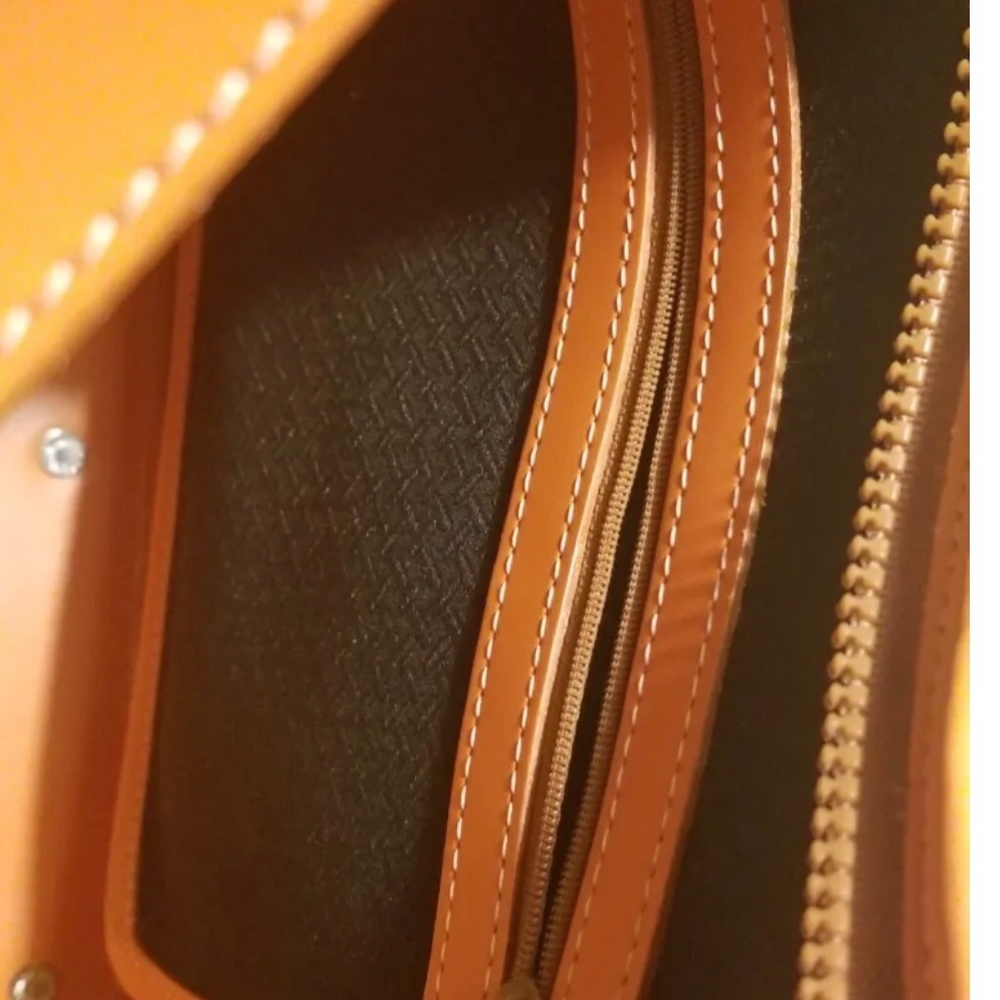 Dooney and Bourke Shoulder bag Orange. Good preowned conditions. - Picture 9 of 9